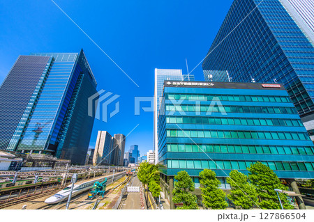 日本の東京都市景観 真夏のような日差し…田町駅前を通過する新幹線などを望む 127866504