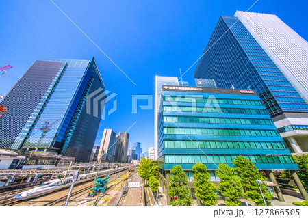 日本の東京都市景観 真夏のような日差し…田町駅前を通過する新幹線などを望む 127866505