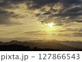 山に沈む夕日 127866543