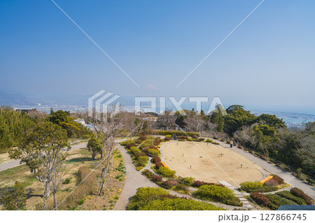 静岡市にある晴れた日の日本平夢テラス展望回廊から見た風景(静岡県) 127866745