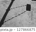 地面に落ちた影 127866875