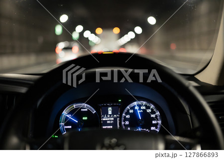 高速道路を走る車 127866893