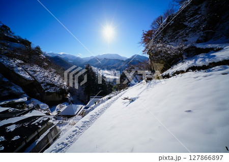 冬の山寺 127866897
