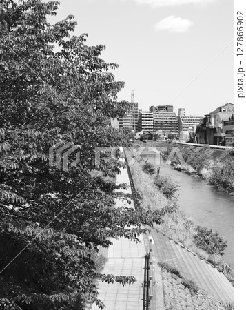 川のある風景 127866902