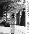 木を見つめる少女 127866904
