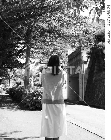 木を見つめる少女 127866904