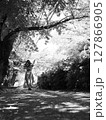 木陰の中を歩く少女 127866905
