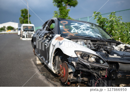 路上に止められた車 127866950