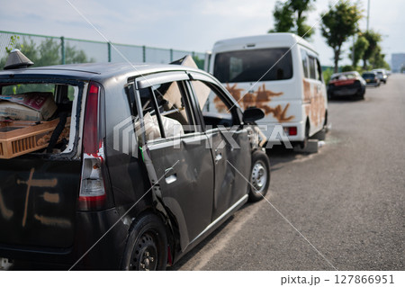路上に止められた車 127866951
