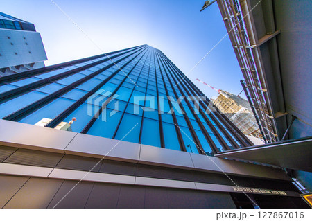 日本の東京都市景観　浜松町駅前の再開発や世界貿易センタービルディングサウスタワーなどを望む 127867016