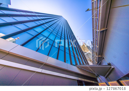 日本の東京都市景観　浜松町駅前の再開発や世界貿易センタービルディングサウスタワーなどを望む 127867018