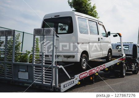 レッカーされる車 127867276