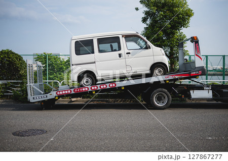 レッカーされる車 127867277