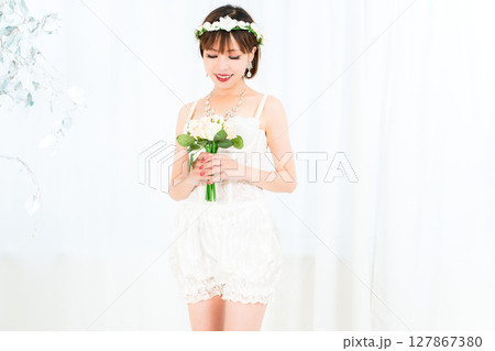 ブーケを持つビスチェの女性 127867380