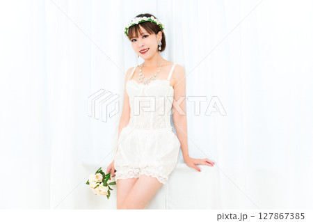 ブーケを持つビスチェの女性 127867385
