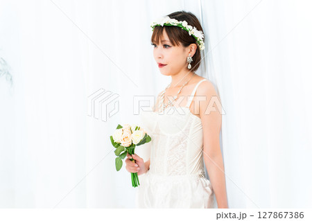 ブーケを持つビスチェの女性 127867386