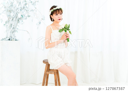 ブーケを持つビスチェの女性 ブーケを持つビスチェの女性 127867387