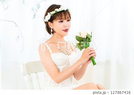 ブーケを持つビスチェの女性 ブーケを持つビスチェの女性 127867416