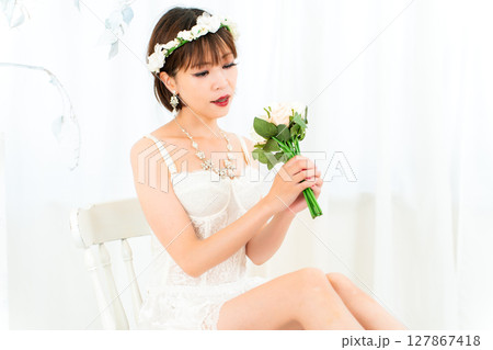 ブーケを持つビスチェの女性 ブーケを持つビスチェの女性 127867418
