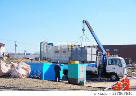 クレーン付きトラックで資材を吊り上げる作業 クレーン付きトラックで資材を吊り上げる作業 127867630
