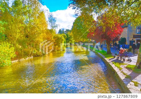 イギリス　コッツウォルズ　ボートン・オン・ザ・ウォーター 127867809