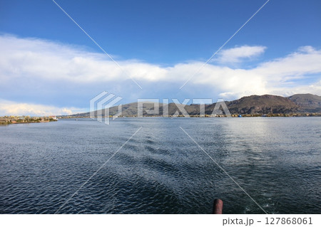 ペルー　プーノ　チチカカ湖のウロス島へ向かうボートの水路 127868061