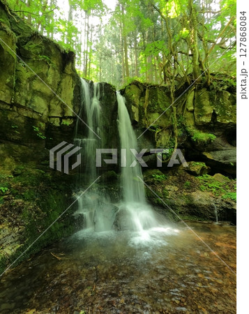 初夏の小僧不動の滝 初夏の小僧不動の滝 127868084