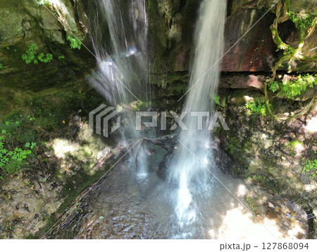 初夏の小僧不動の滝　空撮 127868094