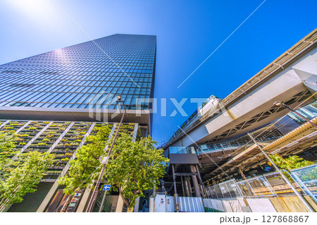 日本の東京都市景観 浜松町駅前の世界貿易センタービルディング南館や東京モノレールなどを望む 日本の東京都市景観 浜松町駅前の世界貿易センタービルディング南館や東京モノレールなどを望む 127868867