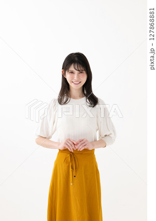 爽やかな笑顔の女性 127868881