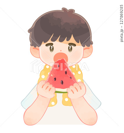 大きく口を開けてスイカを食べている男の子 127869285
