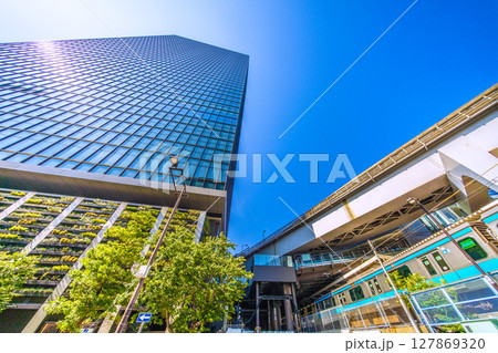 日本の東京都市景観　浜松町駅前の世界貿易センタービルディング南館や電車などを望む 127869320