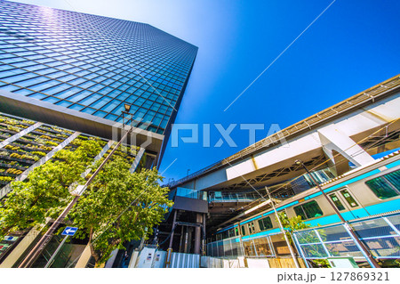 日本の東京都市景観　浜松町駅前の世界貿易センタービルディング南館や電車などを望む 127869321