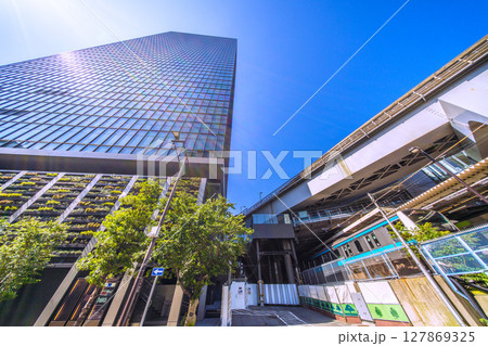 日本の東京都市景観 浜松町駅前の世界貿易センタービルディング南館や電車などを望む 日本の東京都市景観 浜松町駅前の世界貿易センタービルディング南館や電車などを望む 127869325
