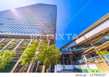 日本の東京都市景観 浜松町駅前の世界貿易センタービルディング南館や電車などを望む 日本の東京都市景観 浜松町駅前の世界貿易センタービルディング南館や電車などを望む 127869327