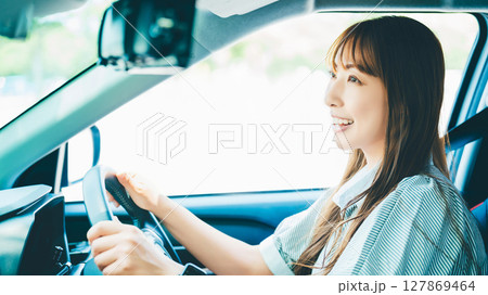 車を運転する笑顔の女性 127869464