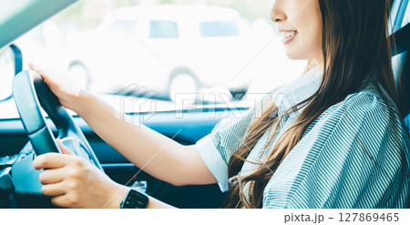 車を運転する笑顔の女性 127869465