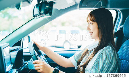 車を運転する笑顔の女性 127869466