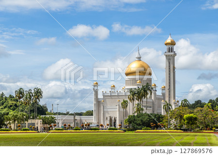 City central garden park of Omar Ali Saifuddien Mosque golden domes and minarets, Bandar Seri Begawan, Borneo, Sultanate Brunei Darussalam 127869576
