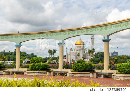 Decorated archs of city central garden park of Omar Ali Saifuddien Mosque golden domes and minarets, Bandar Seri Begawan, Borneo, Sultanate Brunei Darussalam 127869592