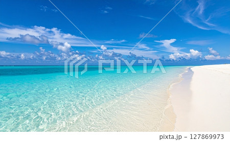南国の青い海　白い砂浜に打ち寄せる波 127869973