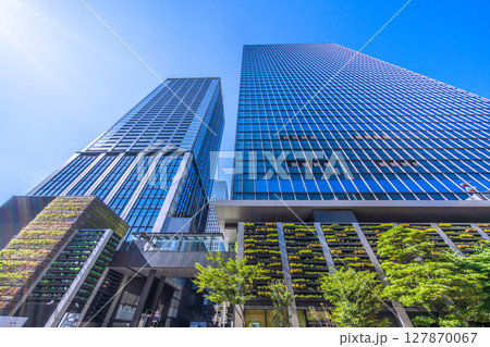 日本の東京都市景観　浜松町駅前の世界貿易センタービルディング南館（画面右）などを望む 127870067