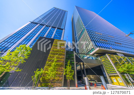 日本の東京都市景観　浜松町駅前の世界貿易センタービルディング南館（画面右）などを望む 127870071