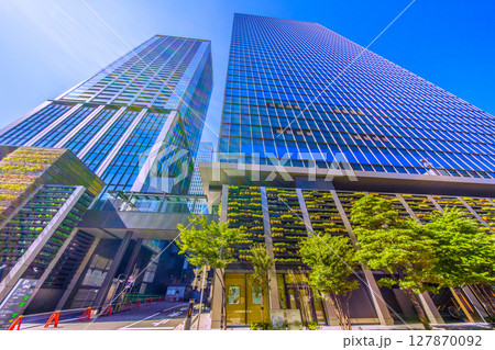 日本の東京都市景観　浜松町駅前の世界貿易センタービルディング南館（画面右）などを望む 127870092