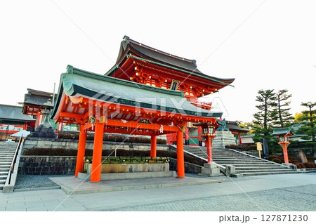 京都府　伏見稲荷大社 手水舎 ＆ 楼門 京都市伏見区深草藪之内町　2022 年 2月 127871230