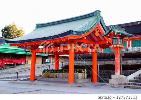 京都府　伏見稲荷大社　手水舎　京都市伏見区深草藪之内町　2022 年 2月 127871513