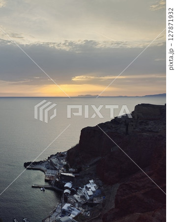 Waiting for the sunset on the heavenly Greek island of Santorini in the town of Oia 127871932