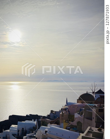 Waiting for the sunset on the heavenly Greek island of Santorini in the town of Oia 127871933