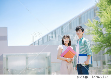 大学生、大学キャンパス、専門学生、青空 大学生、大学キャンパス、専門学生、青空 127872172