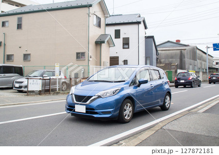 コンパクトカー　道路走行中 127872181